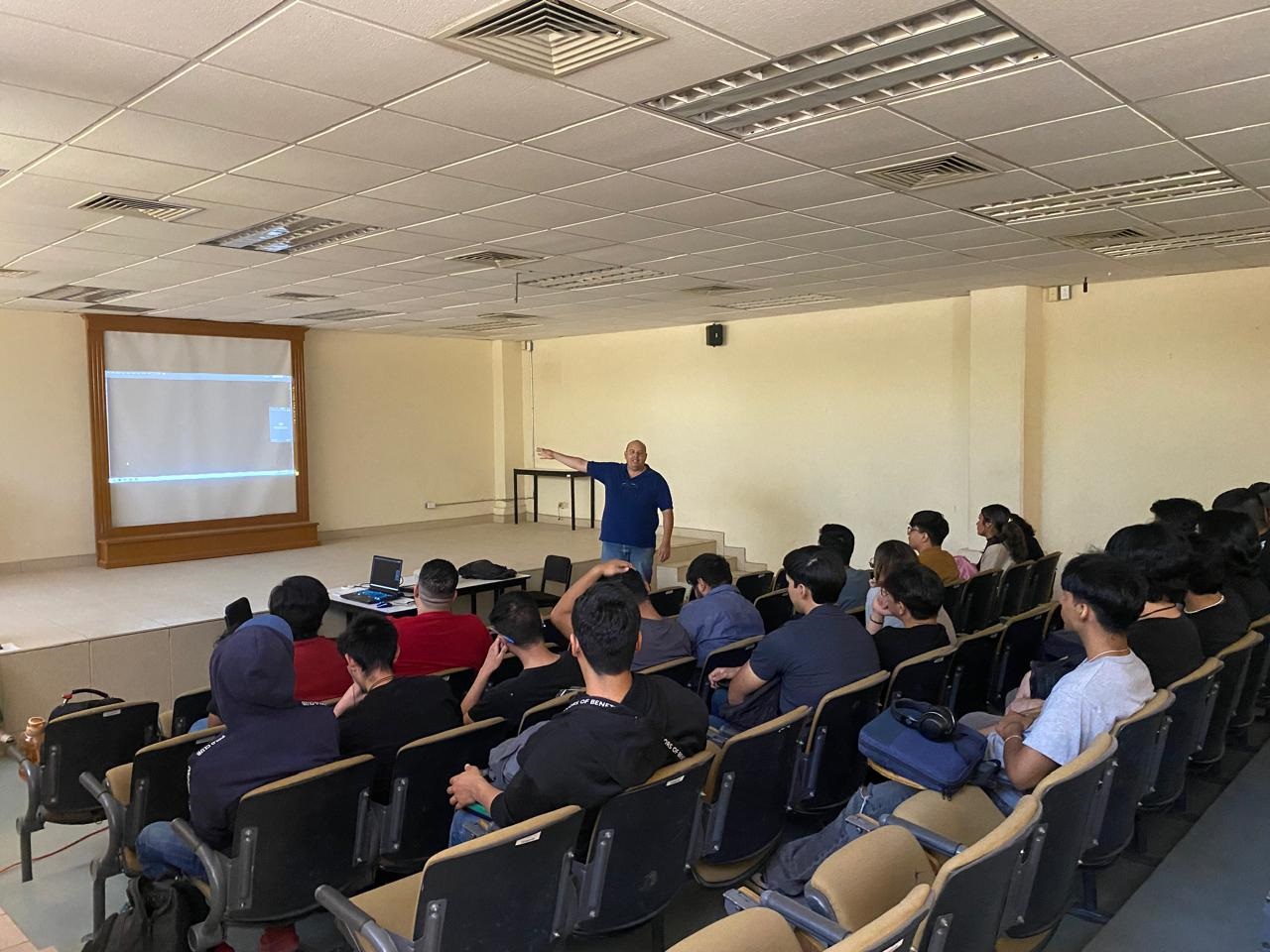 Herramientas digitales para el desarrollo de software (Illustrator), tema de la conferencia par alumnos de TICS