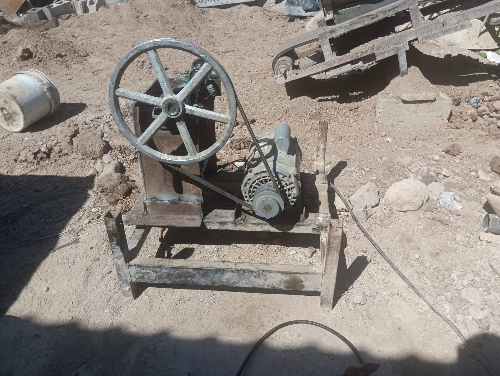 Estudiantes de la UTH convierten residuos de piedra en material de construcción ecológico