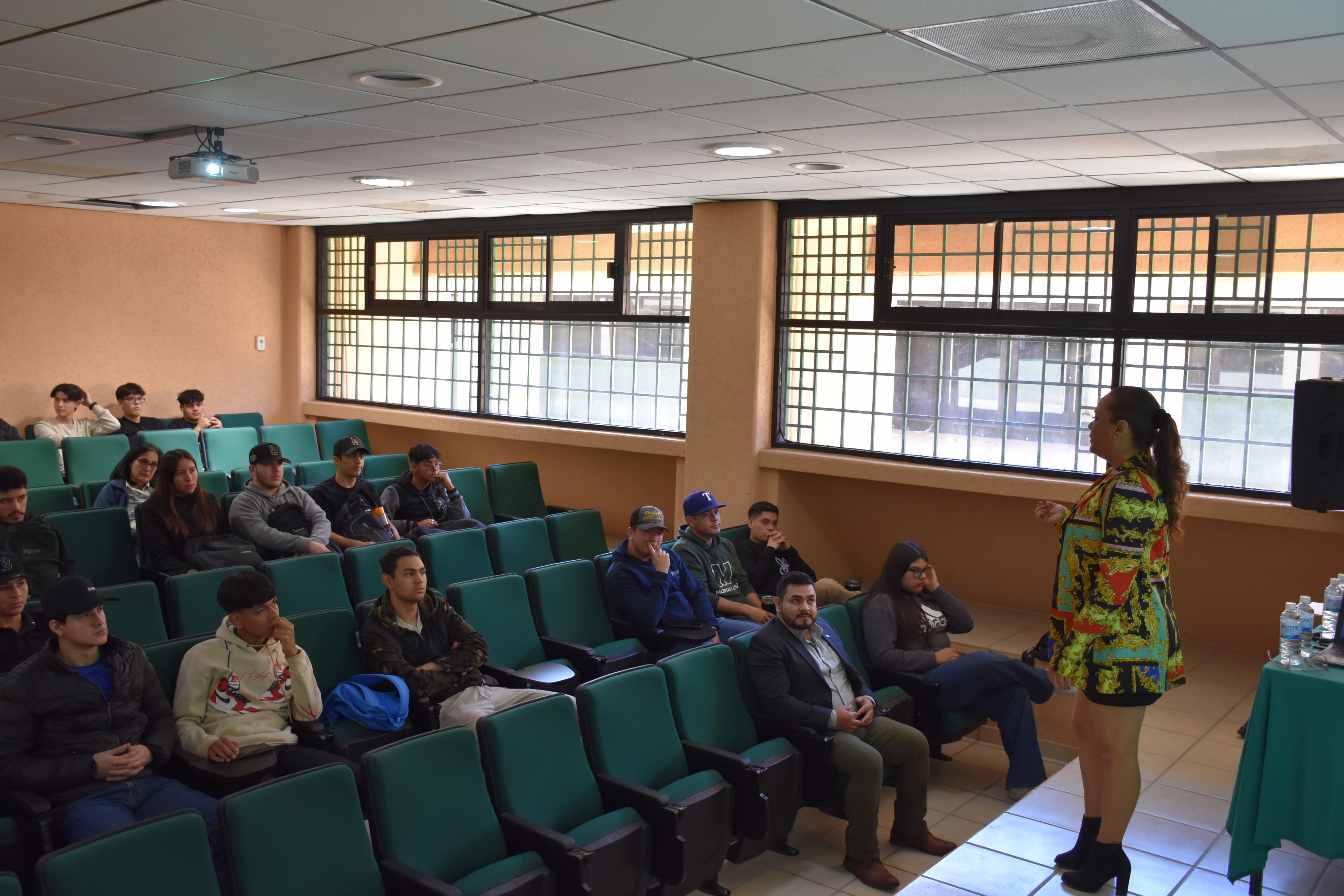 Personal de Agrofesa conversan con alumnos de la UTH